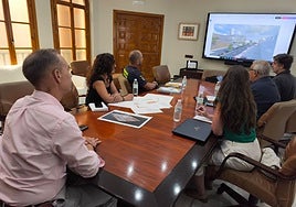 El alcalde de Benalmádena, Juan Antonio Lara, junto a técnicos municipales, analiza el anteproyecto del futuro Centro de Emergencias.
