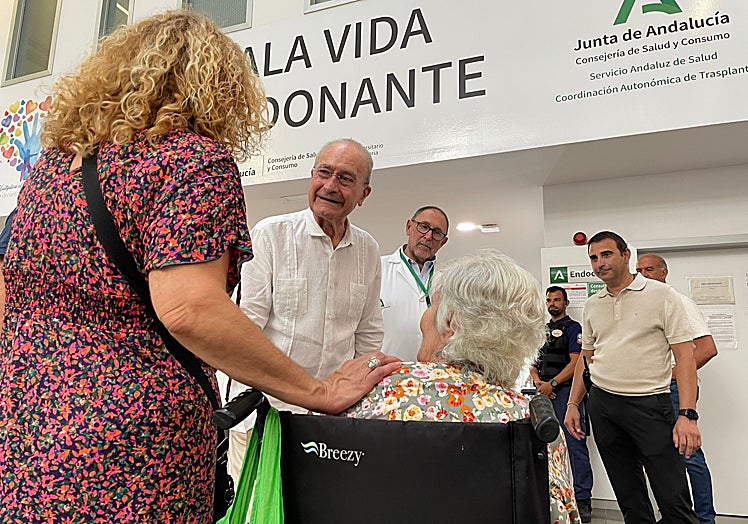 El alcalde saluda a una de las pacientes.