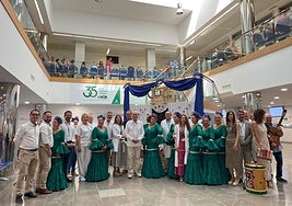 Imagen de la foto de grupo de la visita del alcalde al Clínico, quien ha estado acompañado por el delegado territorial de Salud y Consumo en Málaga, Carlos Bautista, y las concejalas Elisa Pérez de Siles y Carmen Casero, entre otras autoridades.