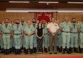 La ministra de Defensa, junto a los legionarios condecorados.