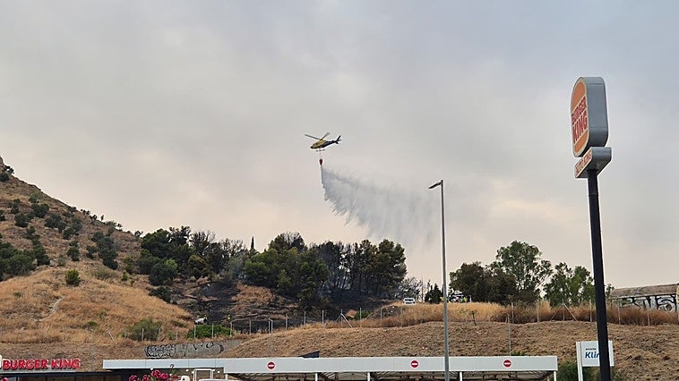 Helicópteros del Infoca, sobre las llamas en Monte Coronado.