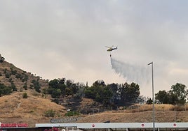 Helicópteros del Infoca, sobre las llamas en Monte Coronado.