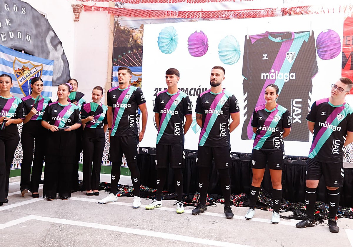 Montero, Izan Merino, Ángel Mateo (del filial), María Farfán (del sénior femenino) y Carlos García, del Genuine, hicieron de modelos, con la segunda equipación.