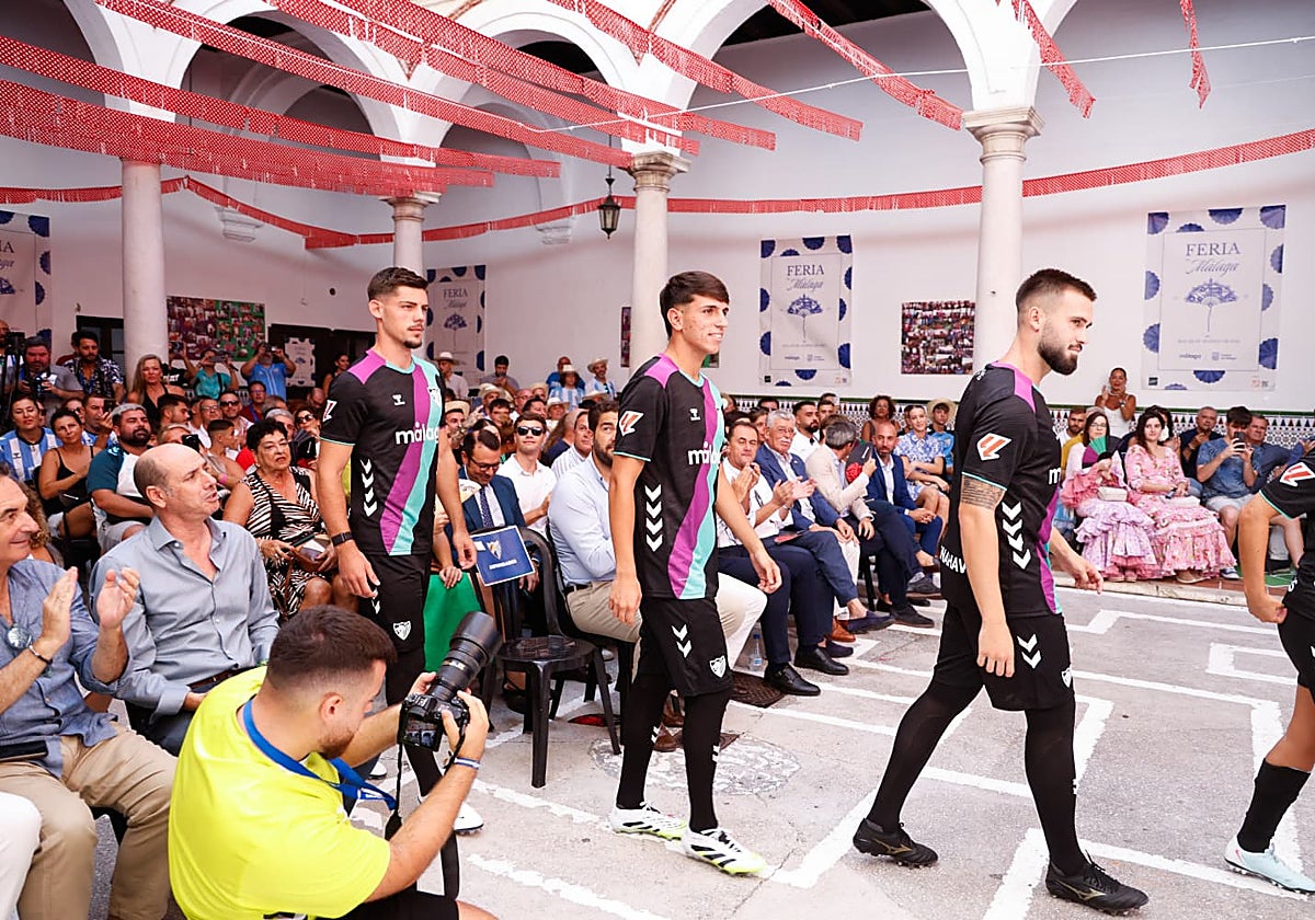 Los modelos (jugadores) que presentaron la segunda equipación, en la caseta de la Asociación del Centro Histórico en la Feria de Málaga.