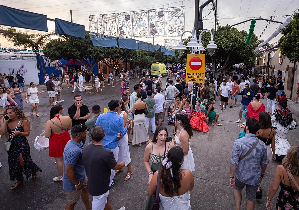 Imagen principal - Colas de hasta una hora para conseguir entrar en casetas de fiesta del real