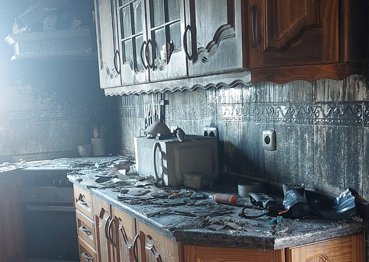 Imagen secundaria 1 - Tres imágenes de cómo ha quedado la vivienda rural de la familia de Benajarafe.