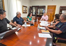 El alcalde, con responsables de emergencias.