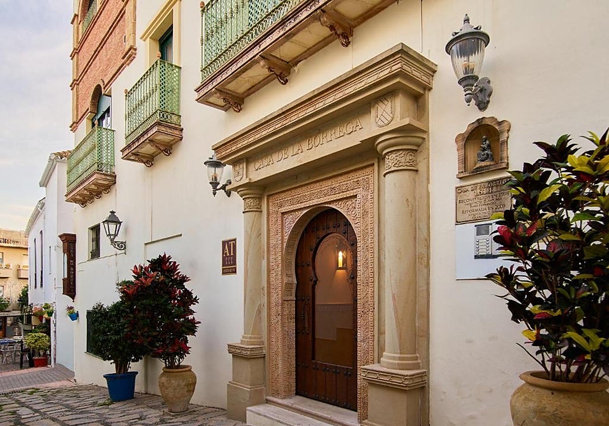 Edificio de apartamentos turísticos en el centro de Estepona, en un palacete del siglo XVI.