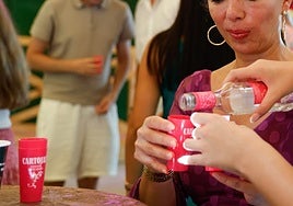 En casetas del real se está pidiendo hasta 15 euros por la botella pequeña de Cartojal.