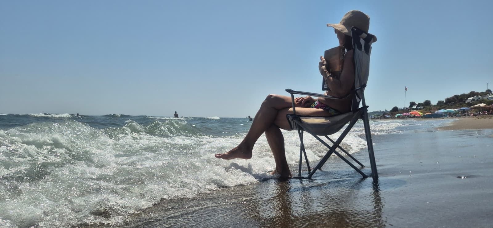 Una bañista se refugia del calor esta semana en una playa malagueña