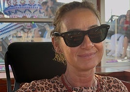 Montserrat Pérez, en la taquilla de su puesto de atracción, Super Saltamontes.