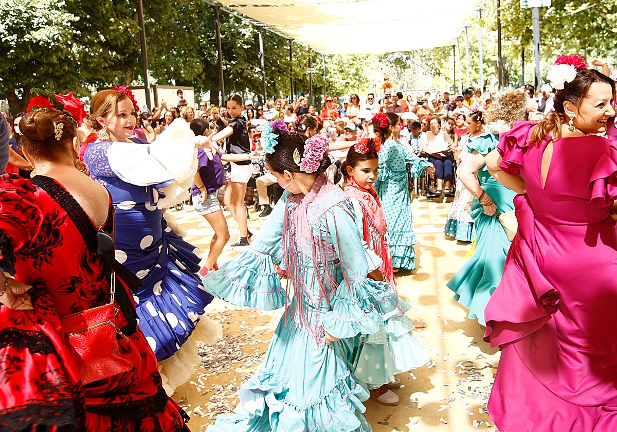 El Paseo Real se puso a bailar en el estreno del nuevo tema del grupo 'Mael Flamenco'