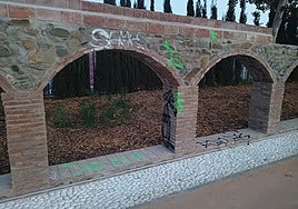 Pintadas en el acueducto, recién restaurado.