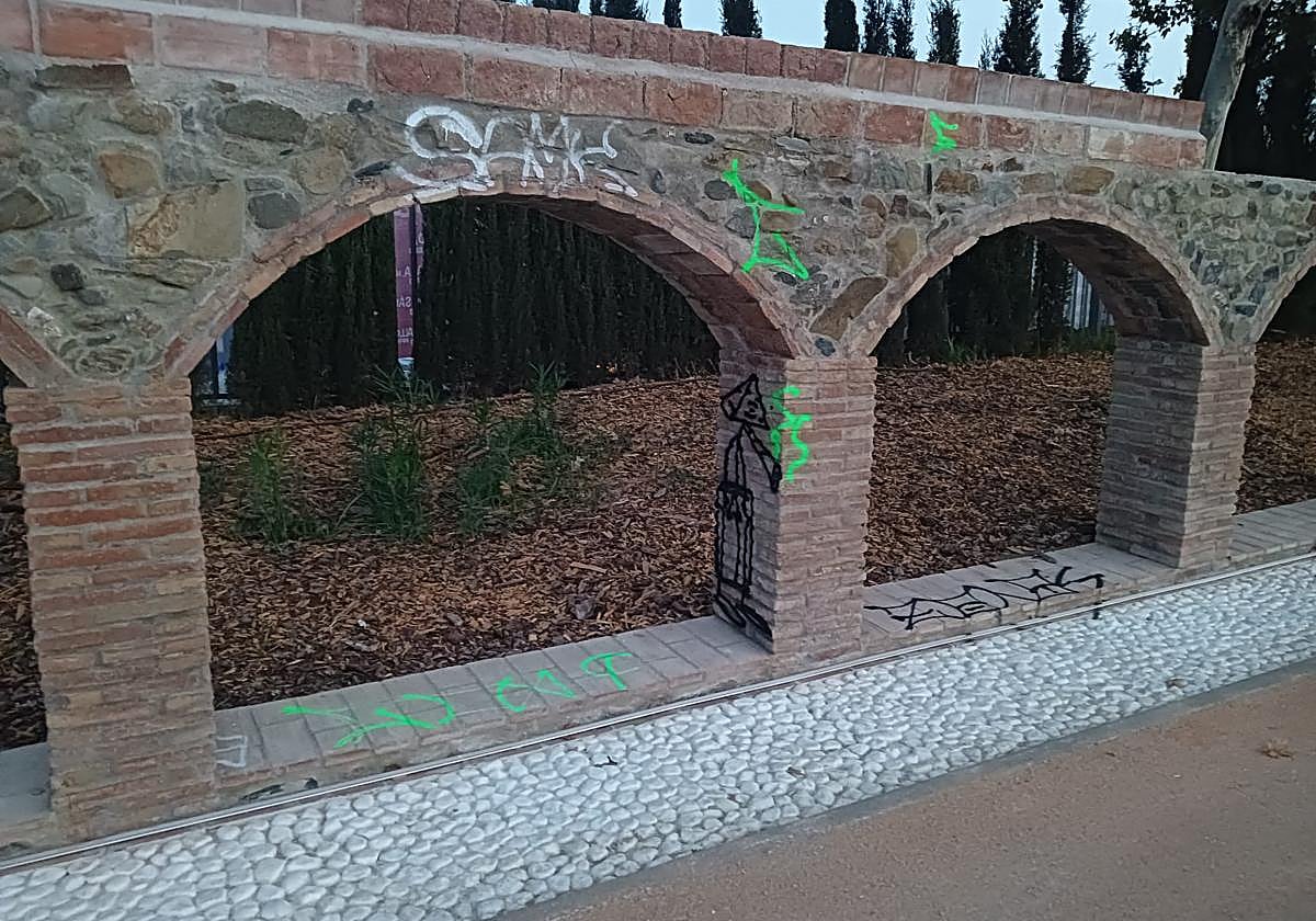 Pintadas en el acueducto, recién restaurado.