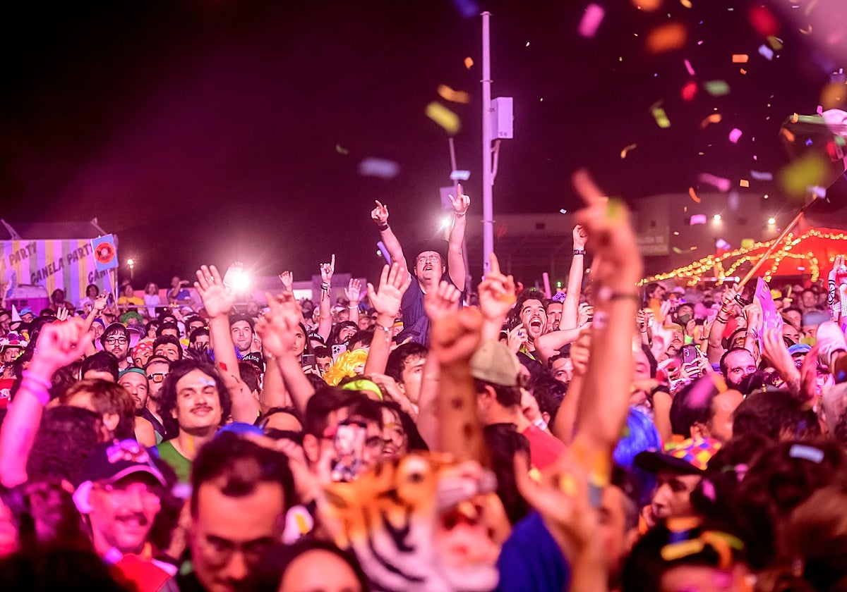 El público disfruta de Triángulo de Amor Bizarro, en el Canela Party 2024.