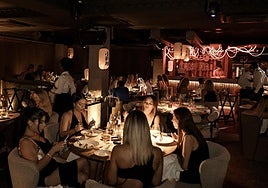 Un DJ anima todas las noches en Veda Marbella.