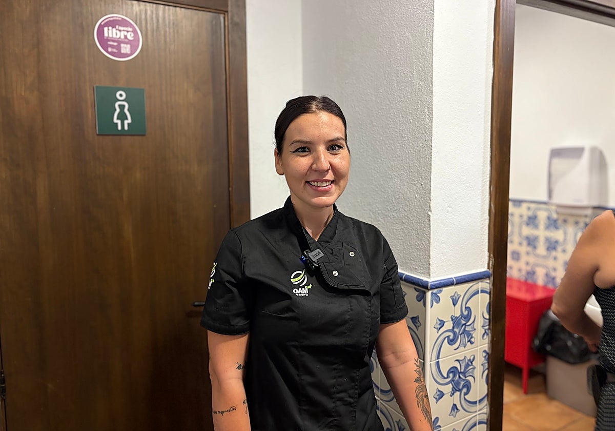 Irene Benítez, en su puesto de trabajo en la caseta El Pimpi.