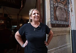 Belén Calvo, mientras atiende a SUR, en la puerta de La Farola de Orellana.