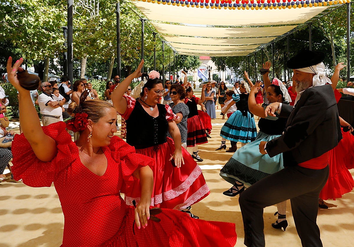 El grupo folclórico Azucena reivindica el traje y el baile típico de Antequera