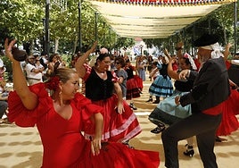 El grupo folclórico Azucena reivindica el traje y el baile típico de Antequera