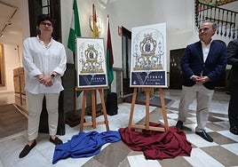 Estefanía Recio y el hermano mayor de la Victoria, Miguel Orellana, tras mostrarse el cartel.