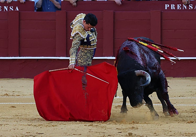 Talavante, en el primero del festejo.