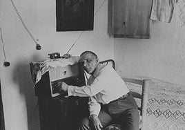 Manuel Cortés, con la radio que le acompañó treinta años escondido.