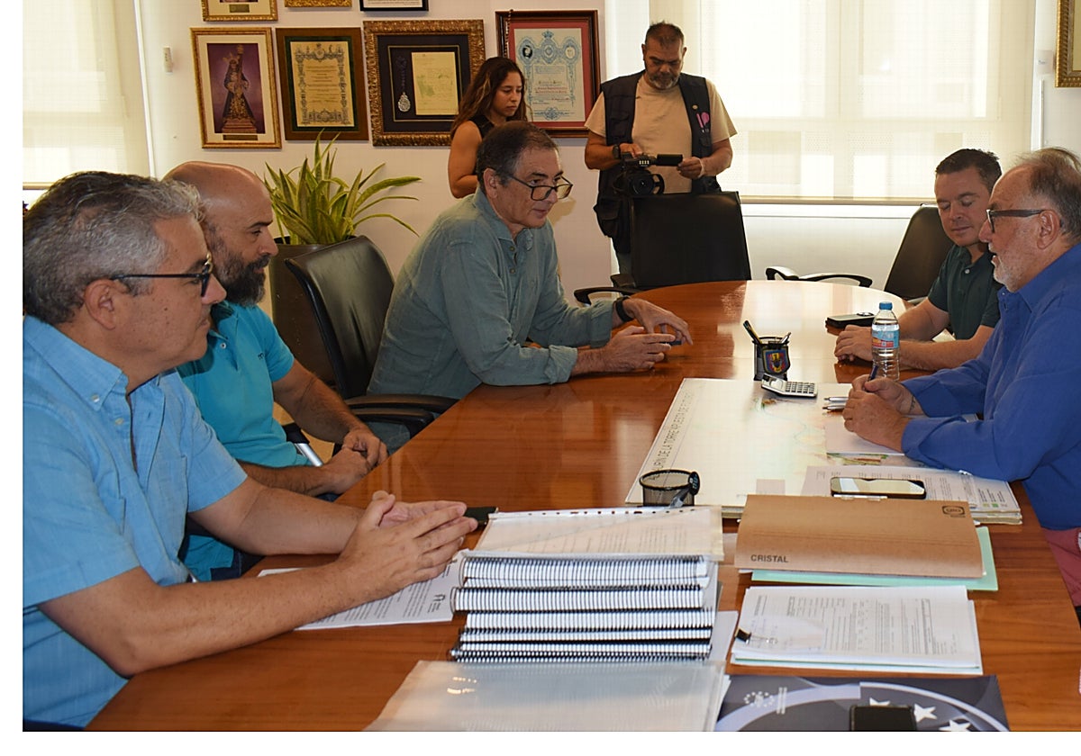El secretario general de Agua de la Junta y el alcalde, durante a reunión, con responsables municipales y de la Junta.