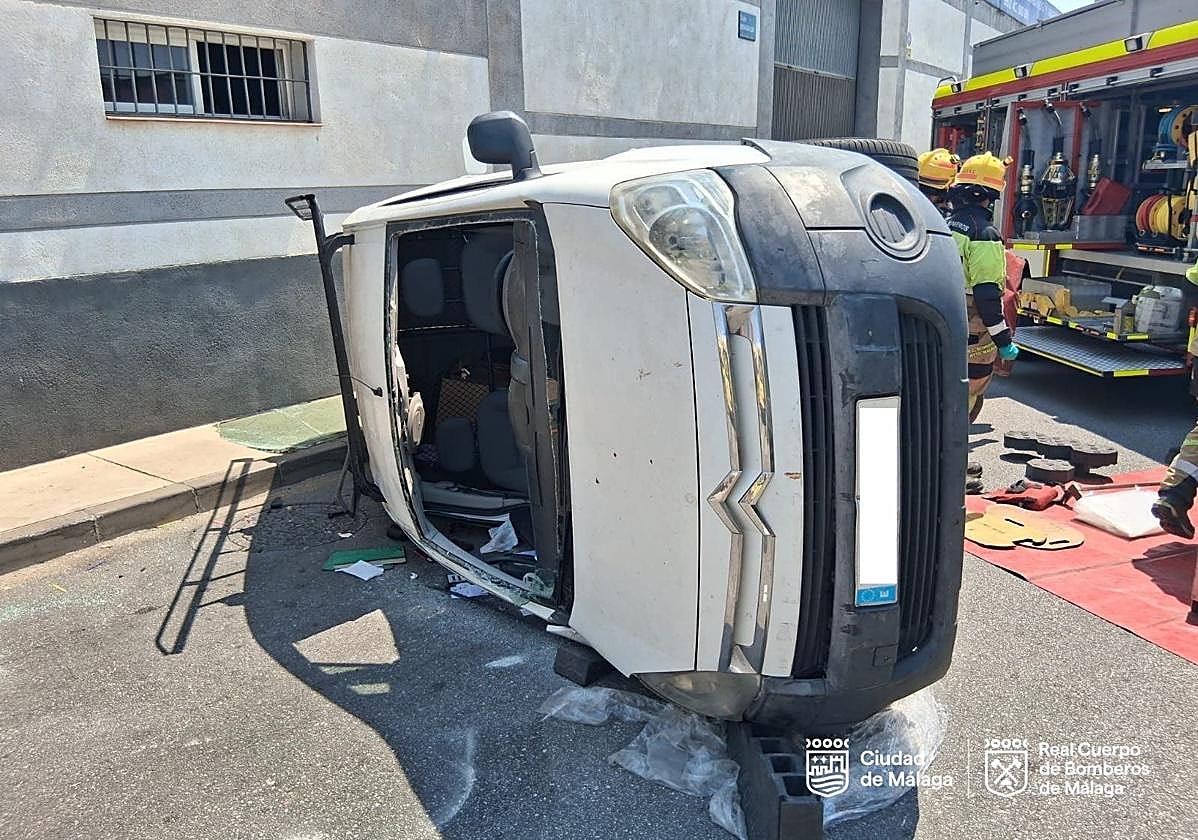 Un herido tras el aparatoso vuelco de un vehículo en Cruz del Humilladero