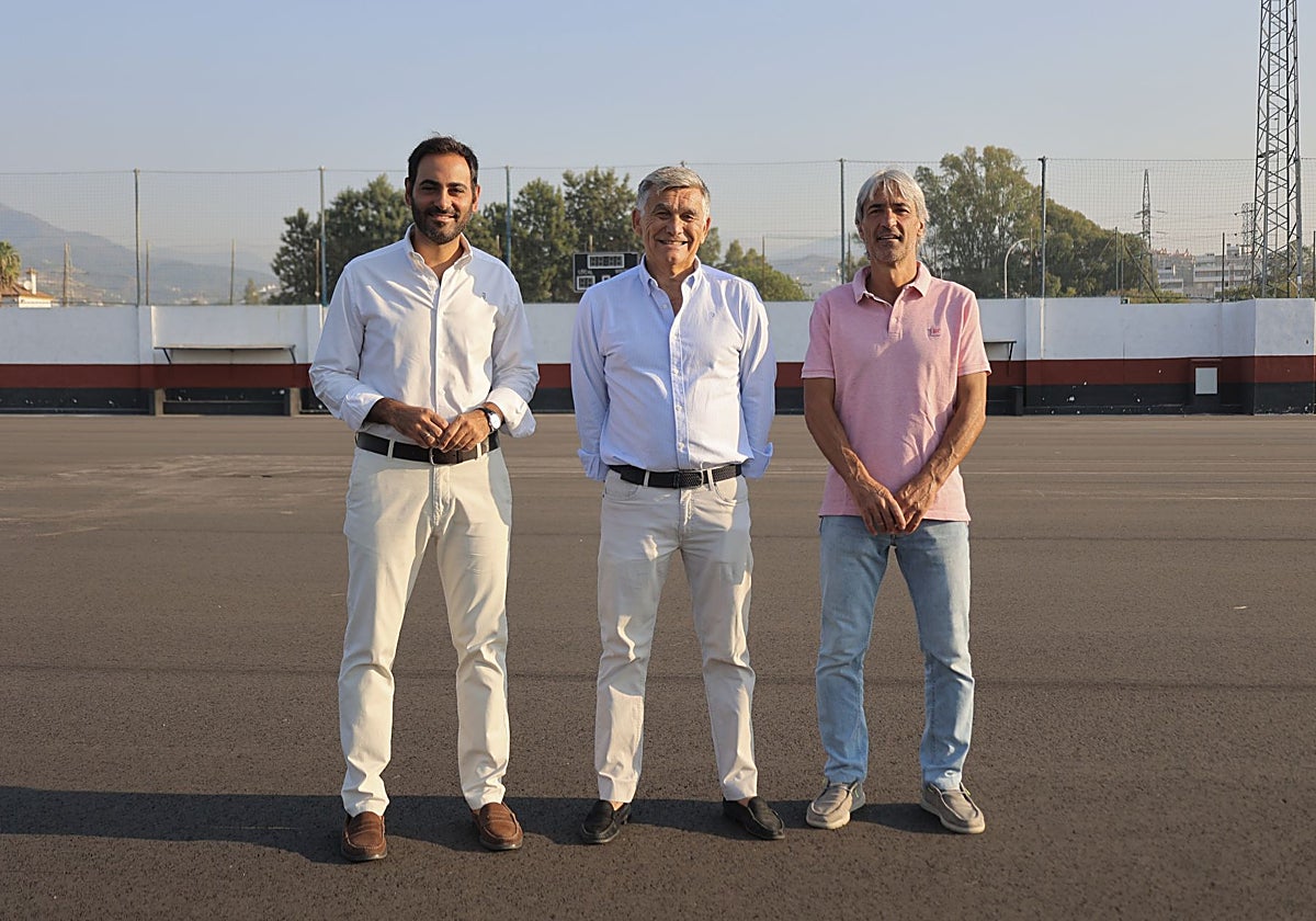 El concejal de Deportes, Lisandro Vieytes, y el teniente de alcalde de San Pedro de Alcántara, Javier García, posan en el campo de fútbol.