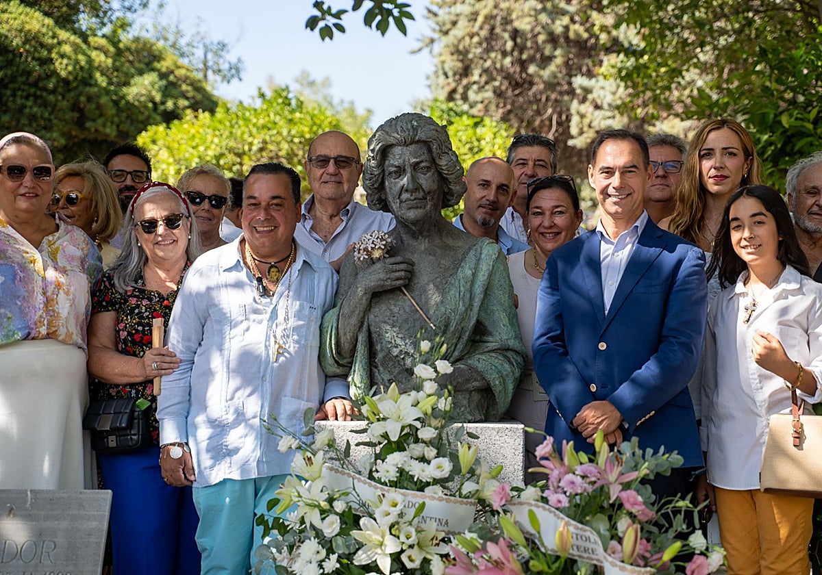 Autoridades, familiares y amigos de la artista se han dado cita en el camposanto de Benalmádena Pueblo.