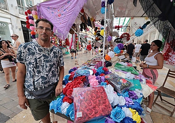 David Fernández, en su puesto de feria en calle Larios.