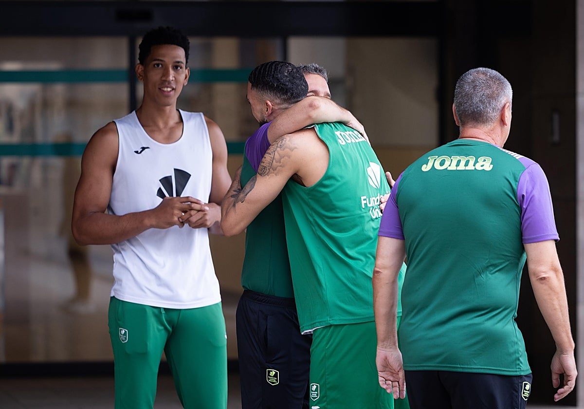 Tyson Pérez mira feliz el abrazo entre Duarte e Ibon Navarro.