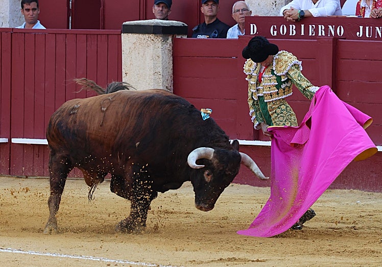 De Justo lanceado a la verónica al primero del festejo.