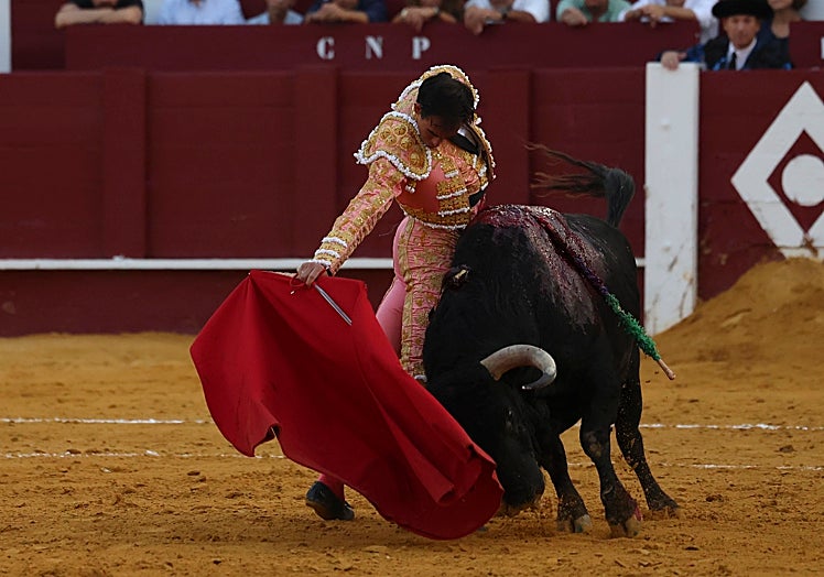 Ajustado derechazo del malagueño.