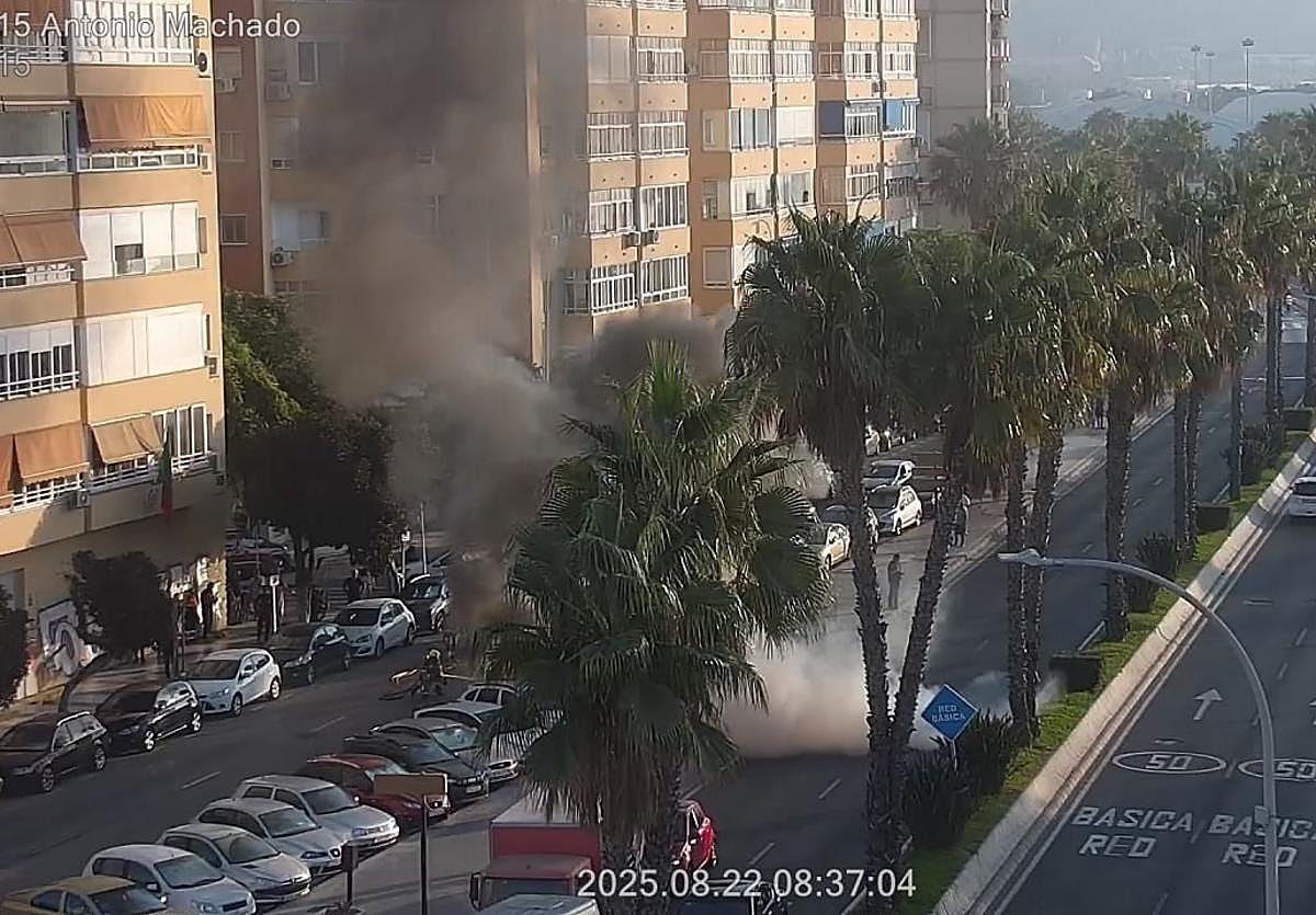 Susto en el paseo marítimo de Málaga por el incendio de un vehículo
