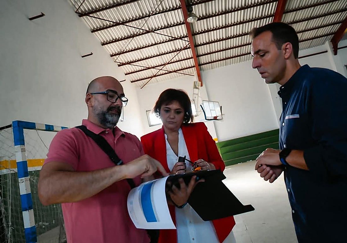 La alcaldesa y el concejal de Deportes reciben explicaciones sobre el proyecto.