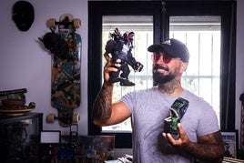 Petter OKKA en su estudio, con dos monstruos creados por él con residuos y trozos de juguetes rotos