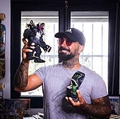 Petter OKKA, con dos monstruos creados por él con residuos y trozos de juguetes rotos