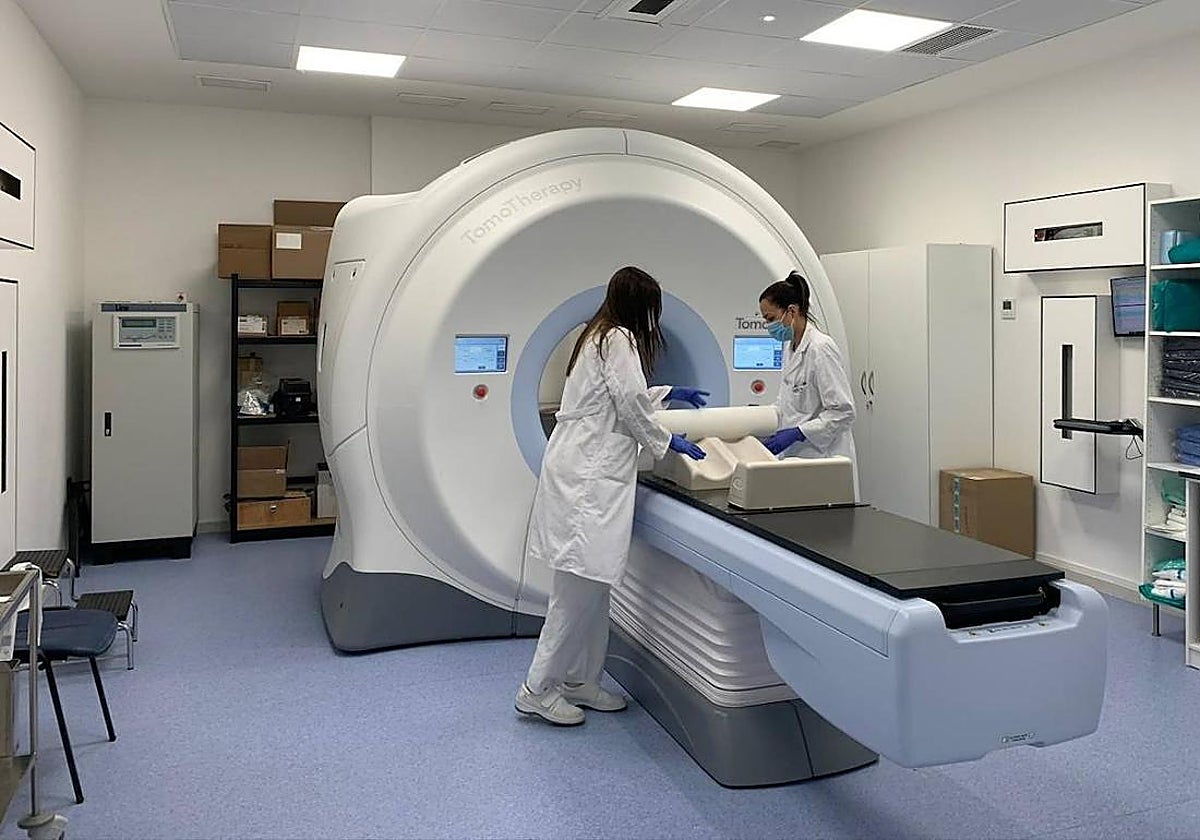 Imagen del equipo en el que se aplica la radioterapia en el Hospital Clínico.