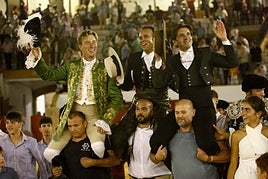 Los tres rejoneadores, a hombros por la puerta grande en Antequera.