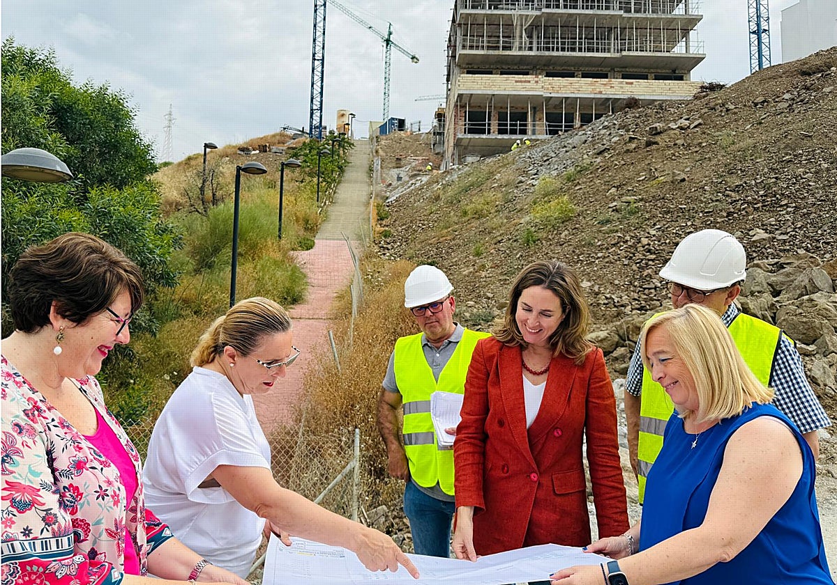 La alcaldesa, Ana Mula, junto a las concejalas de Bienestar Social, Cristina Bornao, Urbanismo, Rocío Arriaga, y del barrio de Carvajal, María Hernández, en una visita a la promoción.