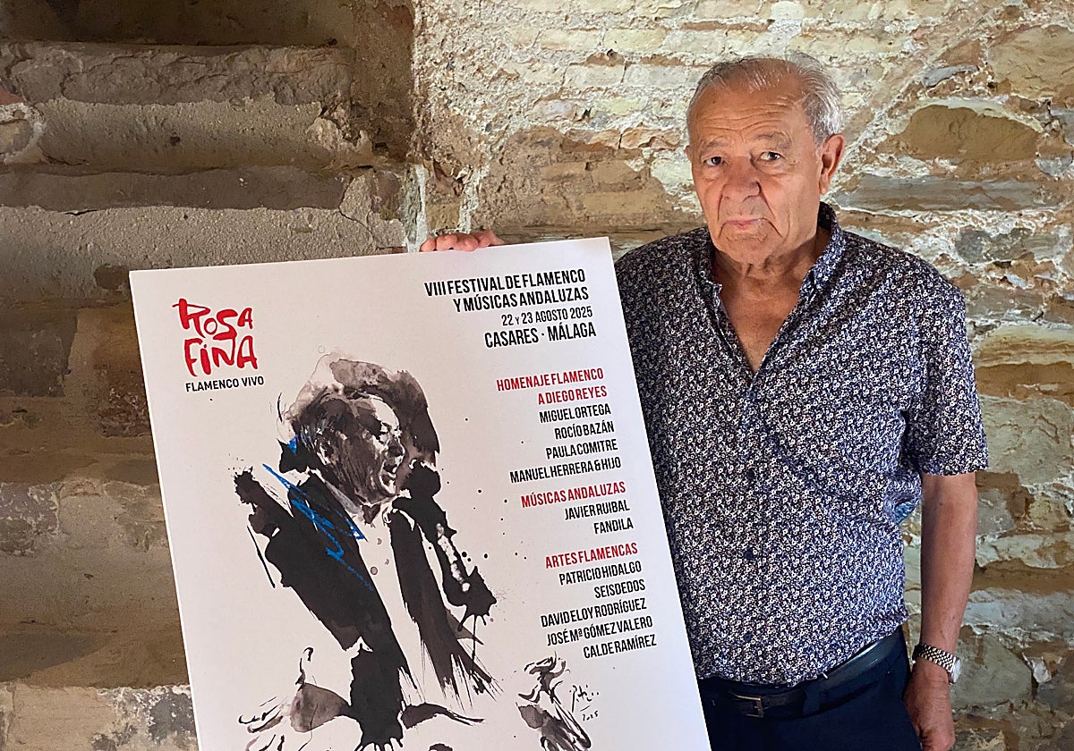 Diego Reyes, junto al cartel de la VIII Edición del Festival Rosa Fina de Casares.