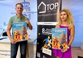 El edil Julio Rodríguez junto a una técnico muestran el cartel.