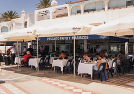 El popular restaurante Saint Tropez Los Mellizos, en la playa de Santa Ana.