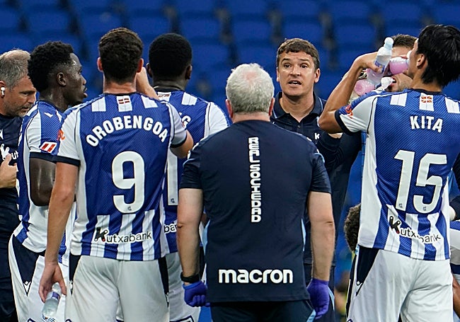 Ansotegi se dirige a sus jugadores en una pausa de hidratación.