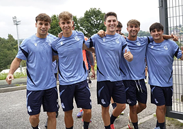 Varios jugadores de la Real Sociedad B, en Zubieta.