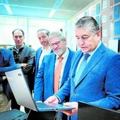 El consejero de la Presidencia, Antonio Sanz, en una visita a uno de los nodos tecnológicos.