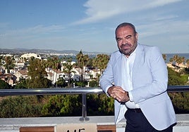 Escarrer, en la terraza de una de las grandes suites del nuevo ME Marbella con la playa de Puerto Banús al fondo