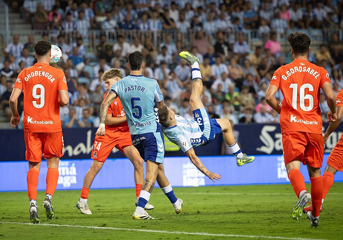 Momento en el que Rafa ejecuta la espectacular chilena del triunfo del Málaga.